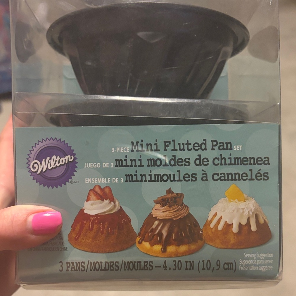 Wilton Mini Fluted Pan Set - Black with Teal Packaging